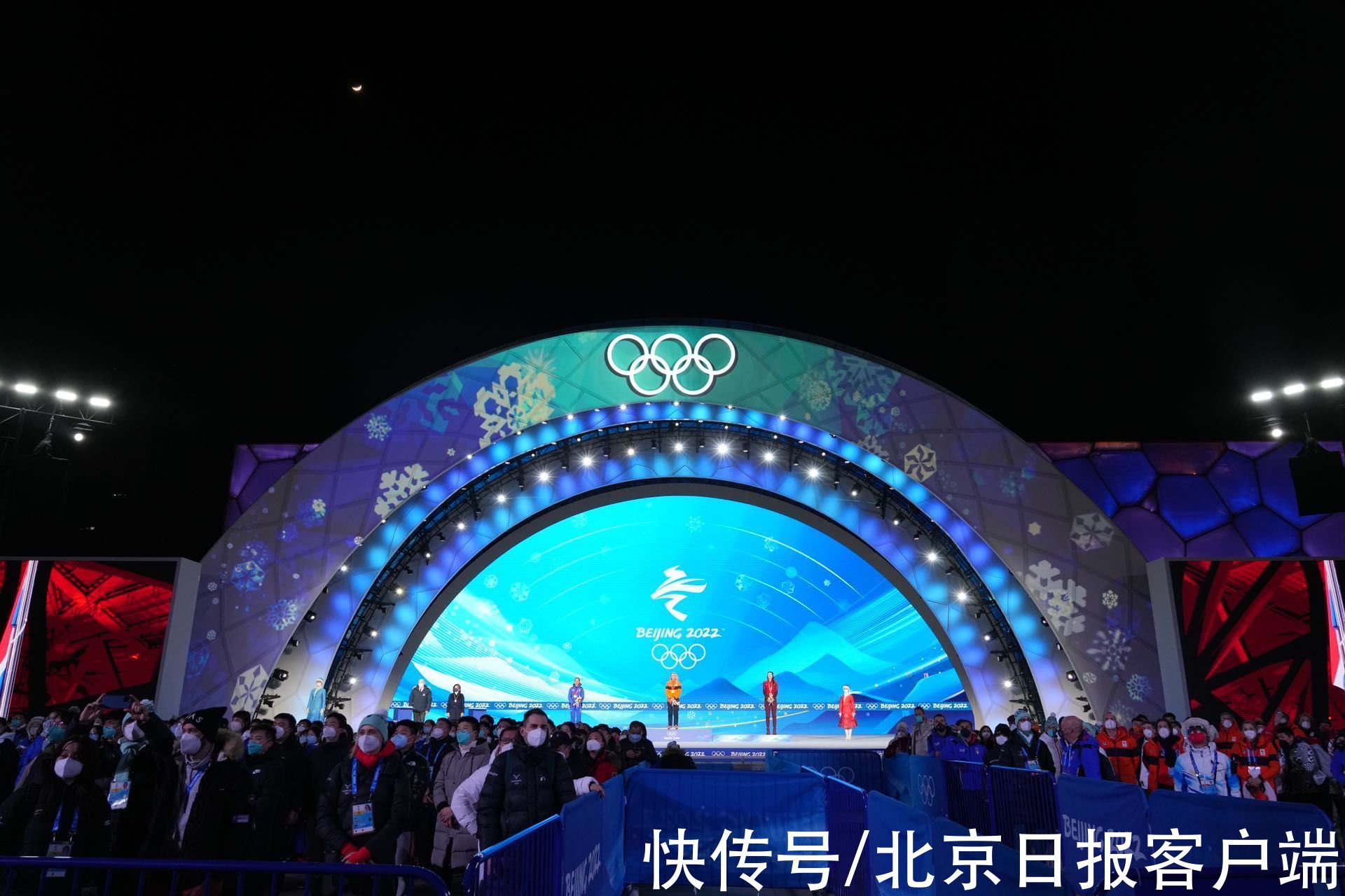 曾佳佳@北京颁奖广场唱响《一起向未来》