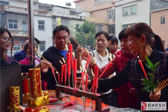 元宵节，揭西村民迎大王爷上金山，老门楼前发利是场面罕见