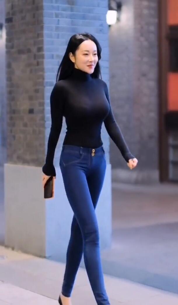 美女黑色T恤搭蓝色牛仔裤,却有着一种与路人不同的美