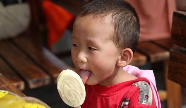 积食|6岁男孩患上侏儒症,医生别再给孩子灌毒汤,否则不配做家长