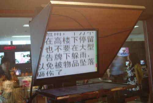 新闻直播结束,为啥要放主持人收稿子的画面原因曝光太过高明