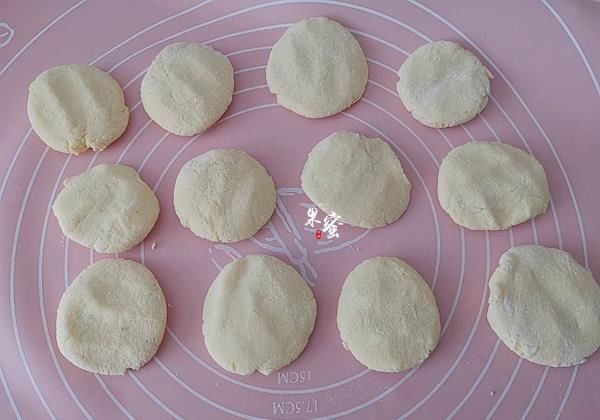 午餐这样焖了一锅美食，有菜有饼，咸鲜味美，家人连说做得太少