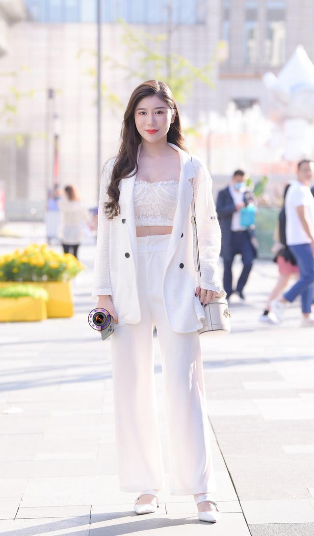  细节|美女街拍：白色系搭配显清新唯美气质，美女注意这两个细节，优雅又有档次