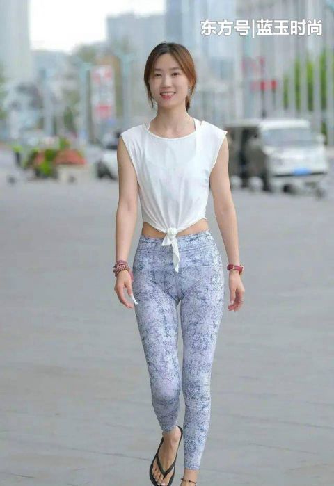 塑造|街拍打底裤的穿着塑造美丽形象,显得时尚潮流范十足