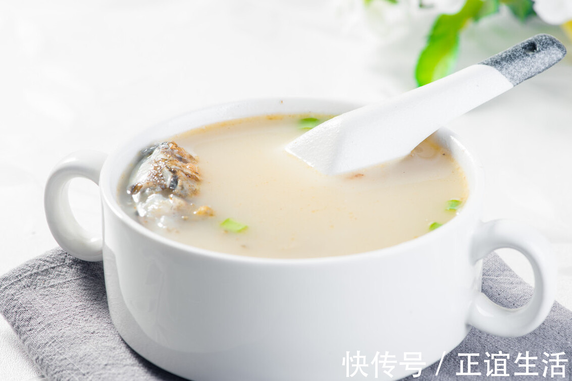 dh不管炖什么鱼,这2味料不能放,不然鱼腥味变重,鱼汤不白也不鲜