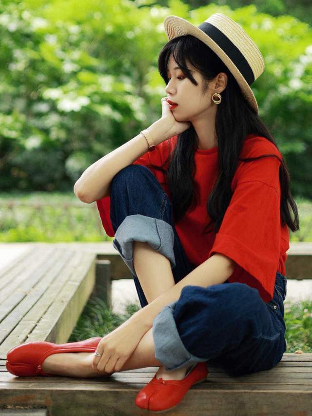 紧身裤|不挑年龄的“红色”T恤,搭配牛仔裤简约又通勤,可甜可咸