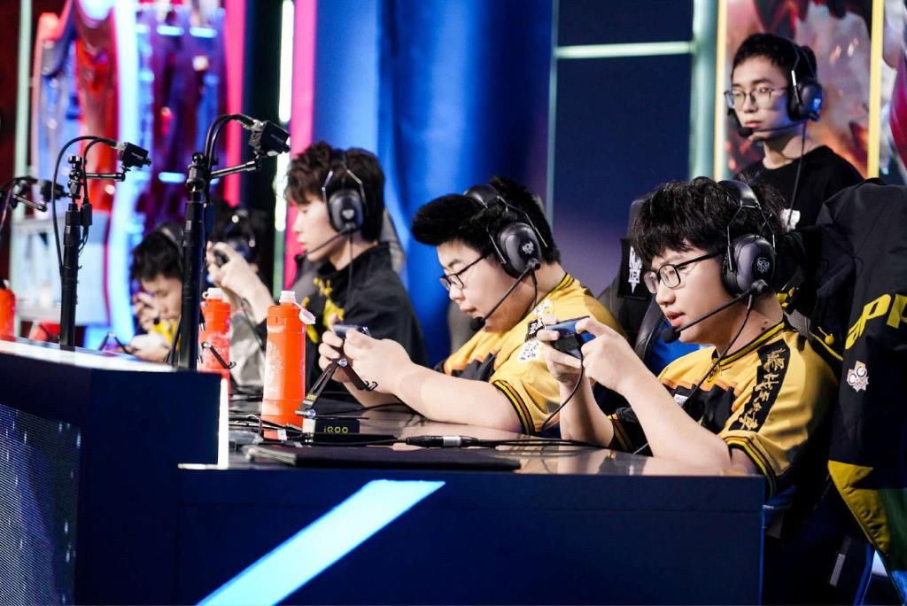 Hurt|QG对阵WE新组合：Hurt带领2队登场，Fly都没这排面，实在意外！