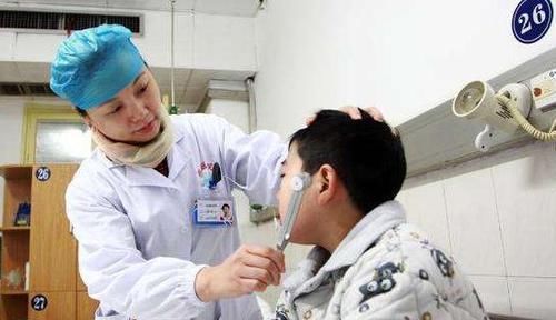 床头|男孩半夜“耳朵疼”,宝妈拿灯一照慌忙送医,这些东西别放床头了