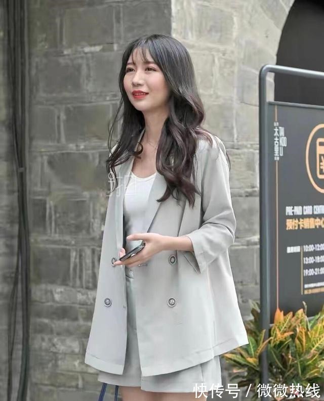 气质 韵味十足的成熟美妇,精致的套装气质迷人,优雅大方!