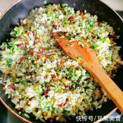 鸡蛋牛肉胡萝卜青菜萝卜干炒饭