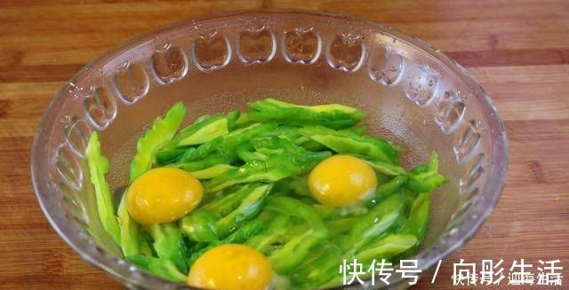 鸡蛋|苦瓜里打入3个鸡蛋,我家一周吃6次,就连挑食的孩子也爱吃