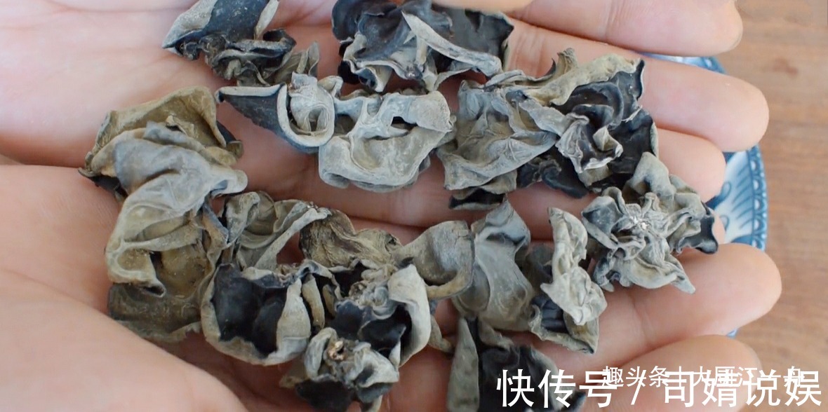 泡软|泡木耳时,直接加水就错了!厨师长教你一招,木耳3分钟就能泡软