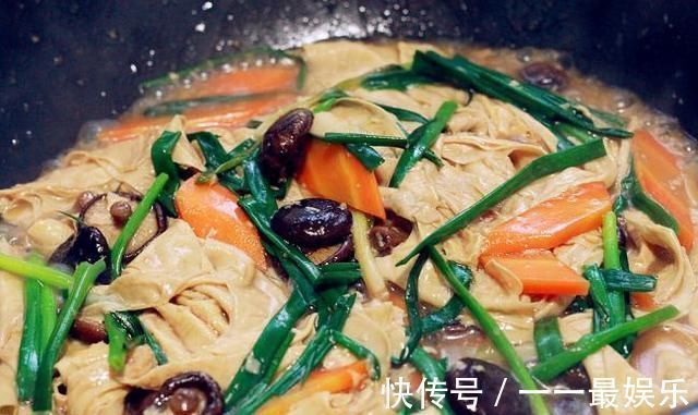 浸泡|立秋之后,补钙化痰多吃腐竹,2种素菜炒一盘,真比肉还香