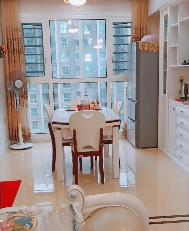 沙发|她家入住两年的房子,装修不豪华,每天都要收拾干净,羡慕极了