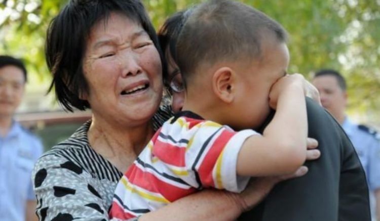 人贩子|2岁孩子被人贩子抱走，反诬陷奶奶是疯子，奶奶急中生智救回孩子