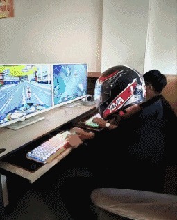 |搞笑GIF:妹子 你这套衣服不错 是你自己做的吧