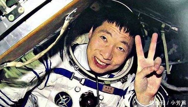 宇航员 我国第一名宇航员杨利伟,现在生活得怎么样?看完忍不住红了眼眶