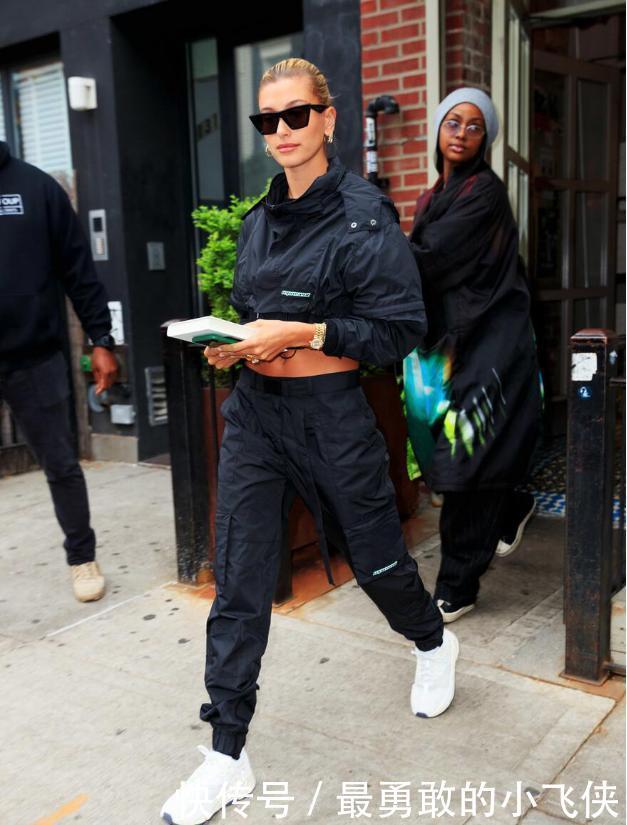 今年秋天流行穿“防风卫衣”，时髦又保暖，教你挑对颜色不踩雷