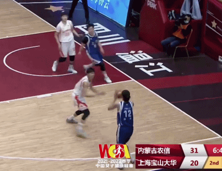 上海隊(duì)|墊腳+怒罵上海領(lǐng)隊(duì)！曾朝球迷豎中指的她，有辱“女阿聯(lián)”的名號(hào)