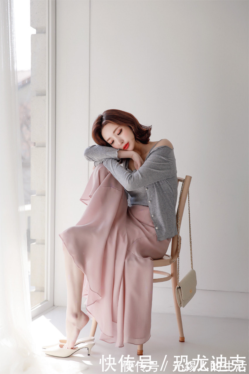 美女 穿过膝长裙的美女模特,端庄优雅的气质很迷人