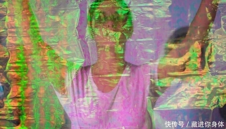 亚历克西斯·&她创作雕塑时“开挂”了：把书丢进水里，等2天作品就完成了