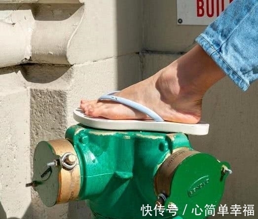 拖鞋 如何把夹趾人字拖穿出高级感?你必须先了解这三个拖鞋品牌