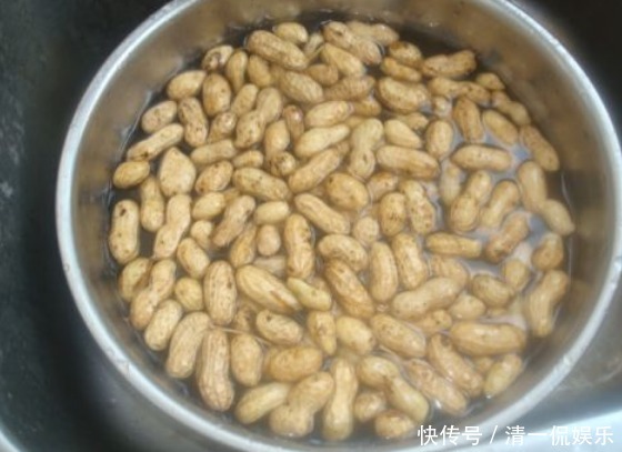保证|水煮花生,先别急着放盐,大厨教你一招,保证好吃又入味!