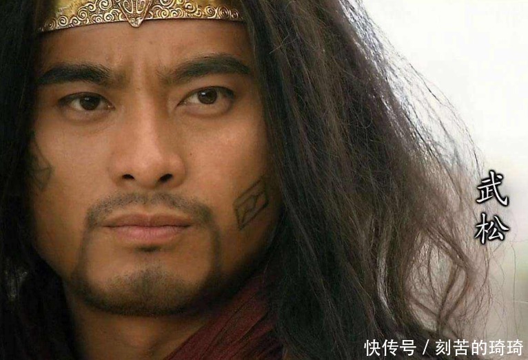 张清先!张清敢打得鲁智深头破血流,为何却不敢惹武松?你瞧武松多了啥