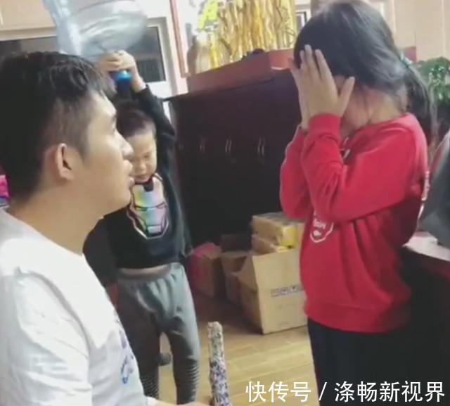 饮水瓶|弟弟看到爸爸在教训姐姐,弟弟这样给姐姐“报仇”,太逗了