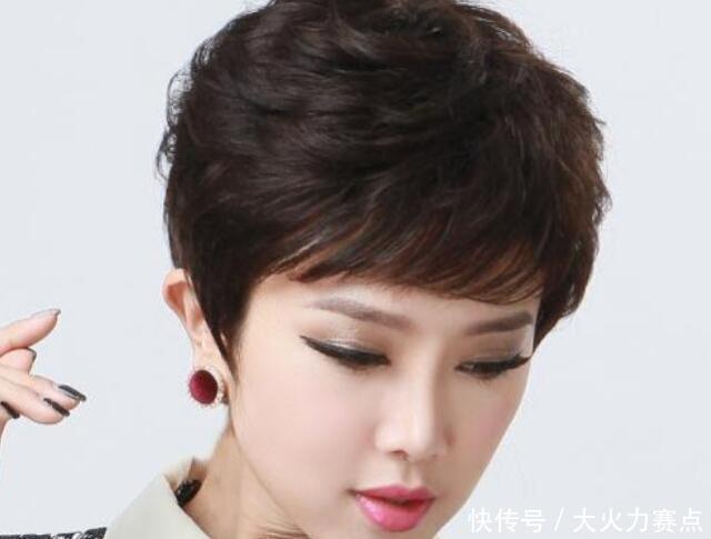 斜刘海|适合中年女性的烫染减龄发型，简单又优雅，真的很美！