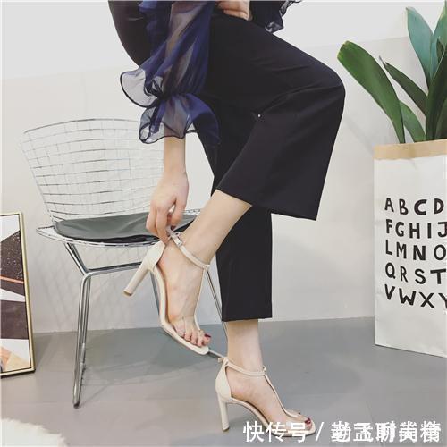 鞋柜 女人的鞋柜里不能少的透明高跟鞋，拉长双腿线条，展现纤细玉足