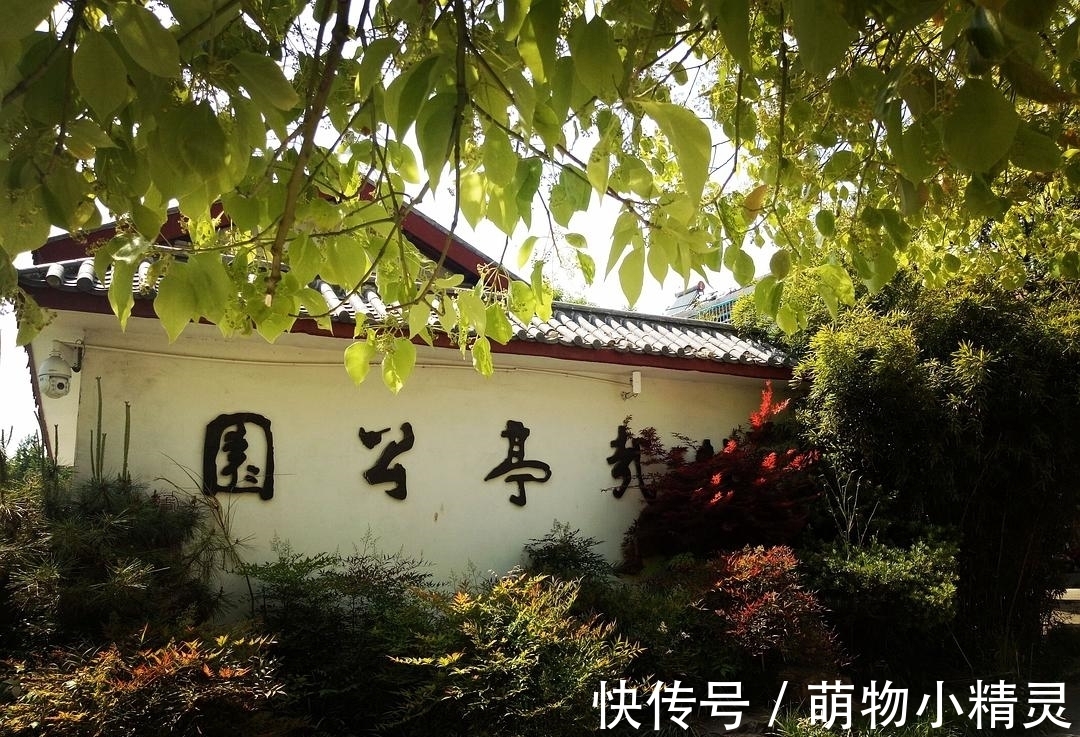 快哉亭$苏轼令豪杰心折的一首水调歌头,末两句“无人敢道”,是千古名句