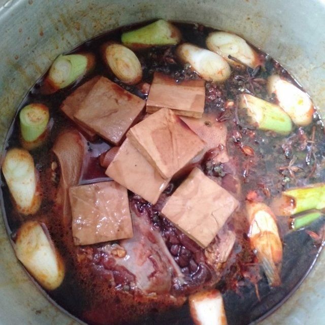 香卤猪肉，肥瘦相间，吃起来软糯可口