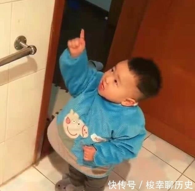 日常生活中|宝爸用完扫帚随手一放，被2岁儿子批评，网友：穿尿不湿的惹不起