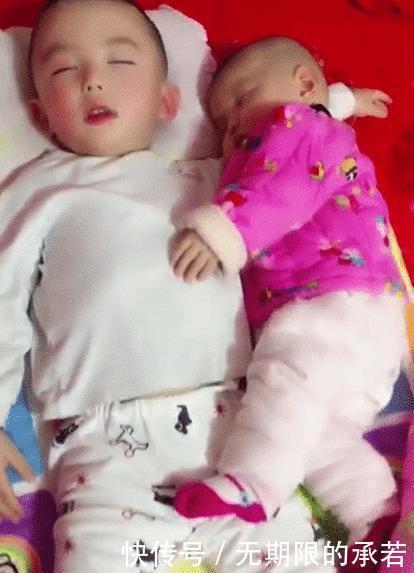 睡姿|“最暖的哥哥”火了,4岁哥哥哄妹妹睡觉,掀开被子后睡姿太暖心