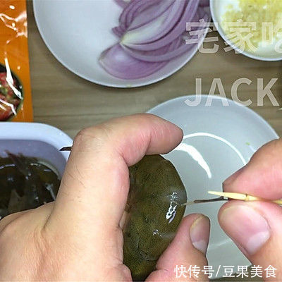 干锅香辣虾，做法简单，虾肉鲜甜，酱汁香辣，唆着手指越吃越香