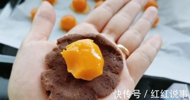 中秋来点不一样的，五彩月饼颜值高，酥软不腻味道好！