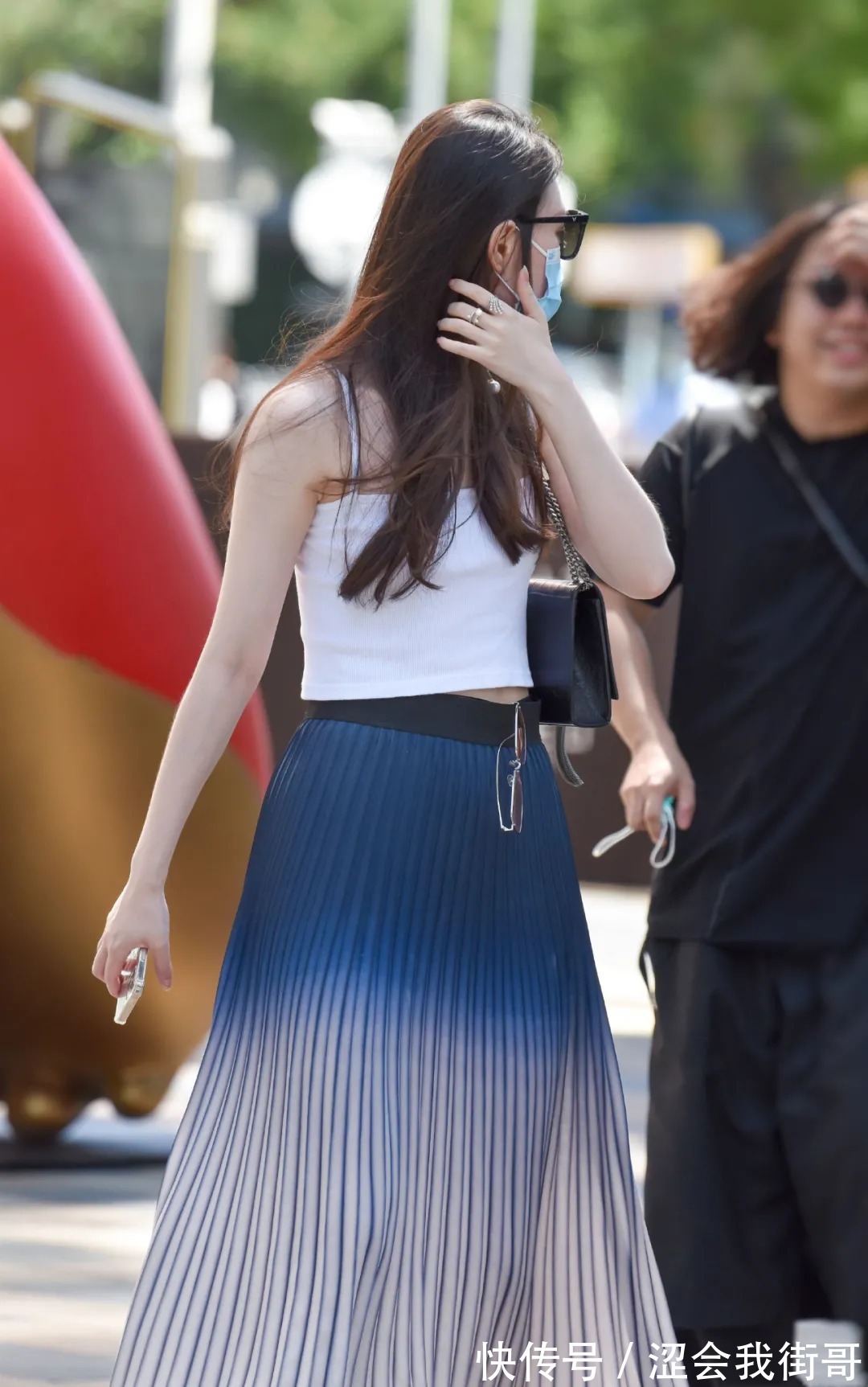 时尚 穿条纹裙的时尚女生