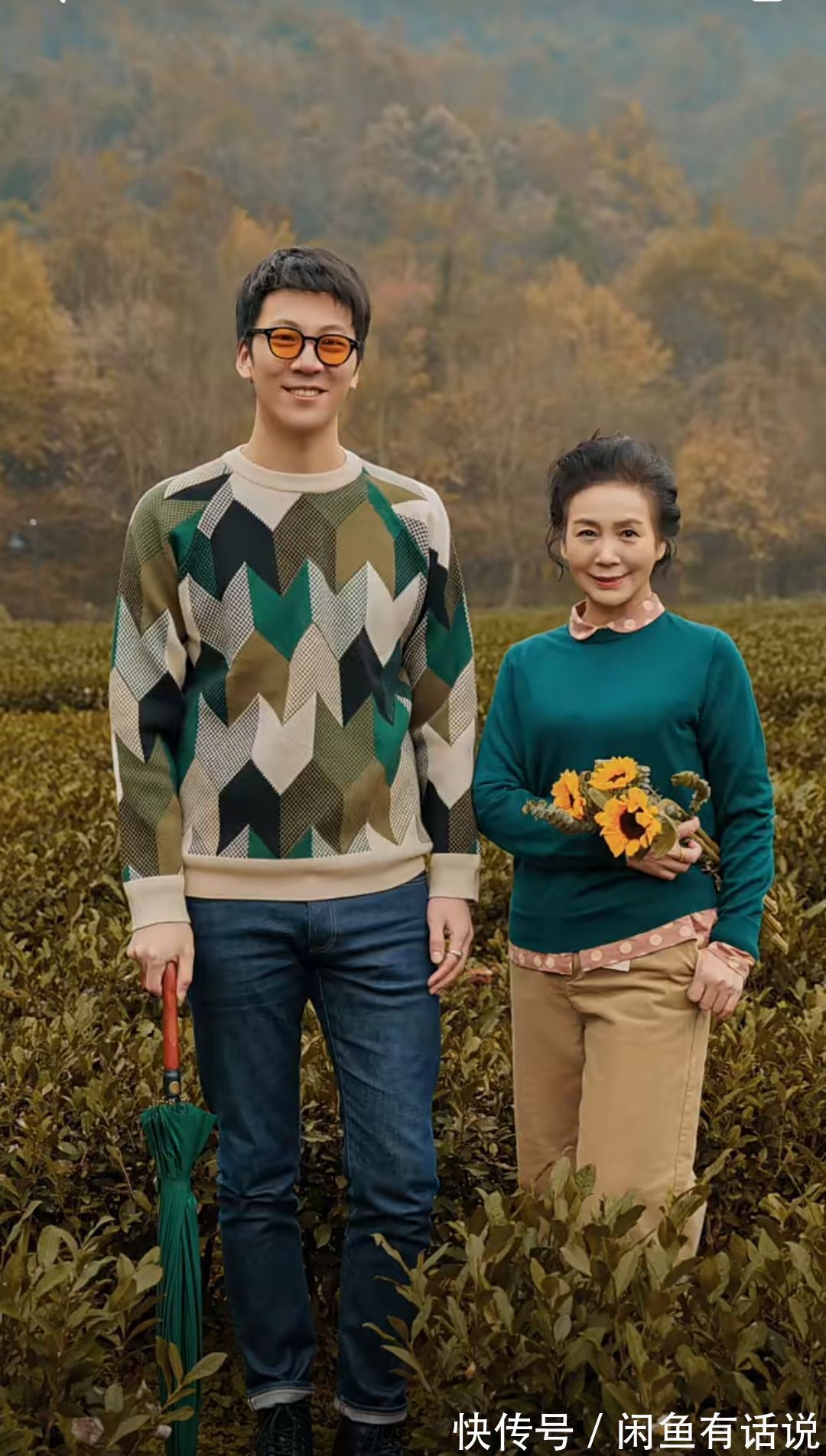 惊艳 65岁阿姨才不扮嫩,和1米9儿子穿亲子装出游太惊艳,我也不怕老了