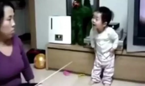 犯错|宝宝犯错被妈妈责罚,这个行为却让妈妈暖心,网友太聪明了