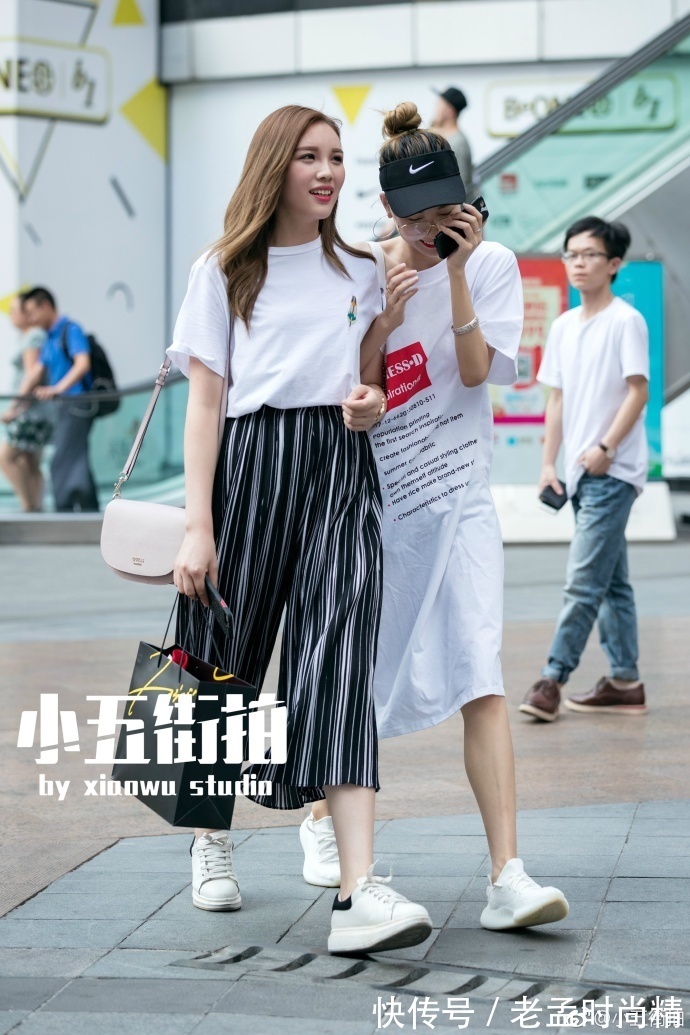 条纹|街拍,条纹衬衫搭配黑色百合裙,清新又时尚