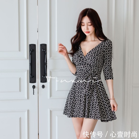 孙允珠|女神孙允珠时尚搭配：雅黑锁扣满版碎花罗纹百褶裙