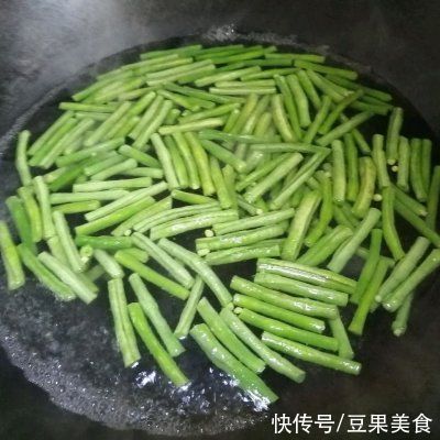 豆角|这#夏日开胃餐#豇豆角炒肉丁连吃3天了！明天还想吃