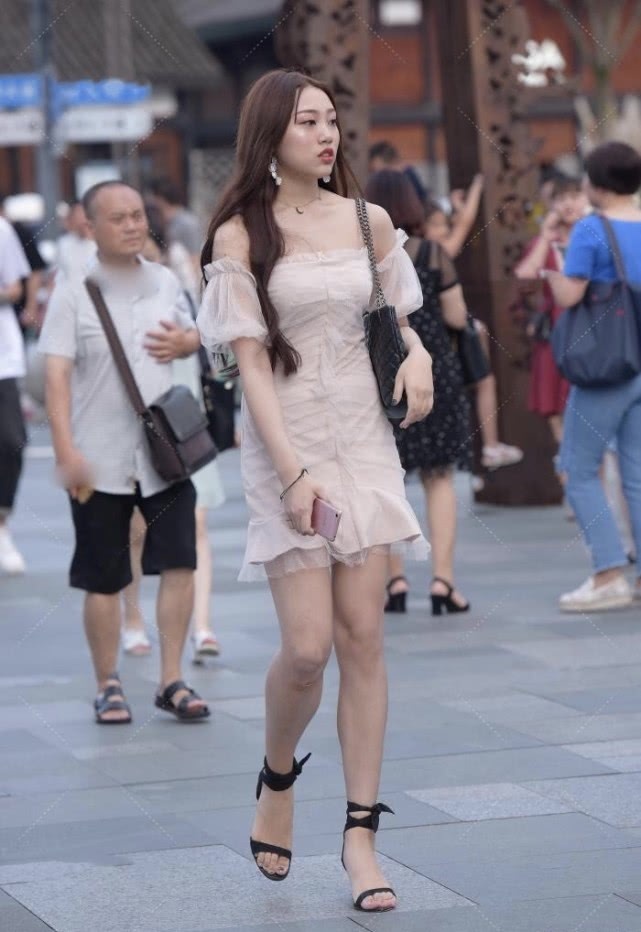 蕾丝 最近很火的黑色束脚高跟,搭配蕾丝卡其裹身裙,时尚气息光芒四射