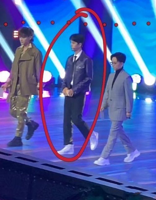 王一博录制《华彩》路透!和黄子韬站在一起,身高却意外亮了