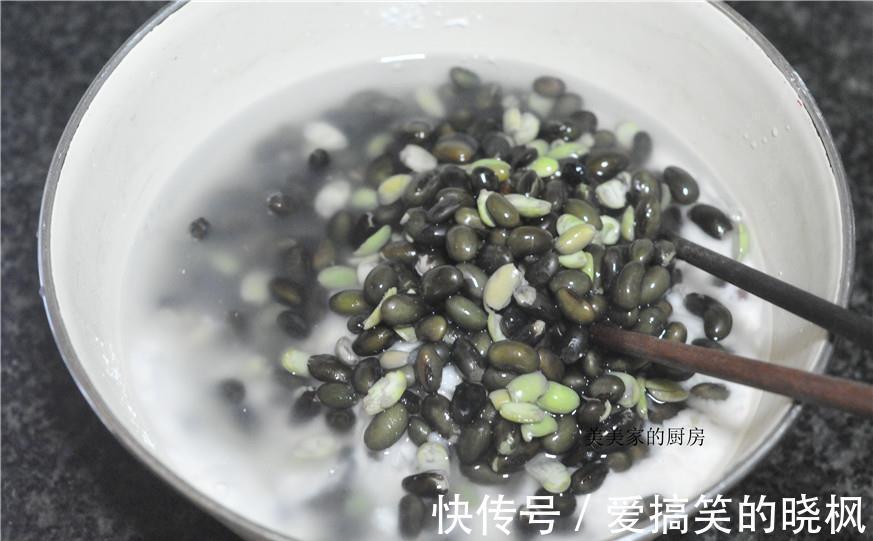 黑豆糕|夏天湿气重，补药一堆，不如吃它一块，清爽粉糯，凉吃更带劲！
