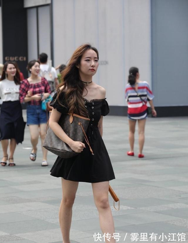 漏斗形 “漏斗形”身材的鲨鱼裤美女,给你想要的优雅感,遮肉显瘦!