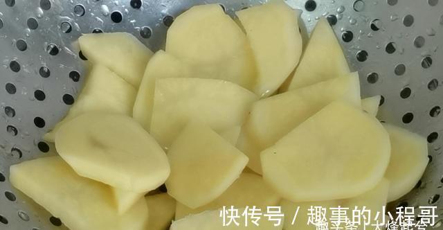 大葱|一个茄子加一个土豆,也可以做出美味下饭菜,食材不够,方法来凑