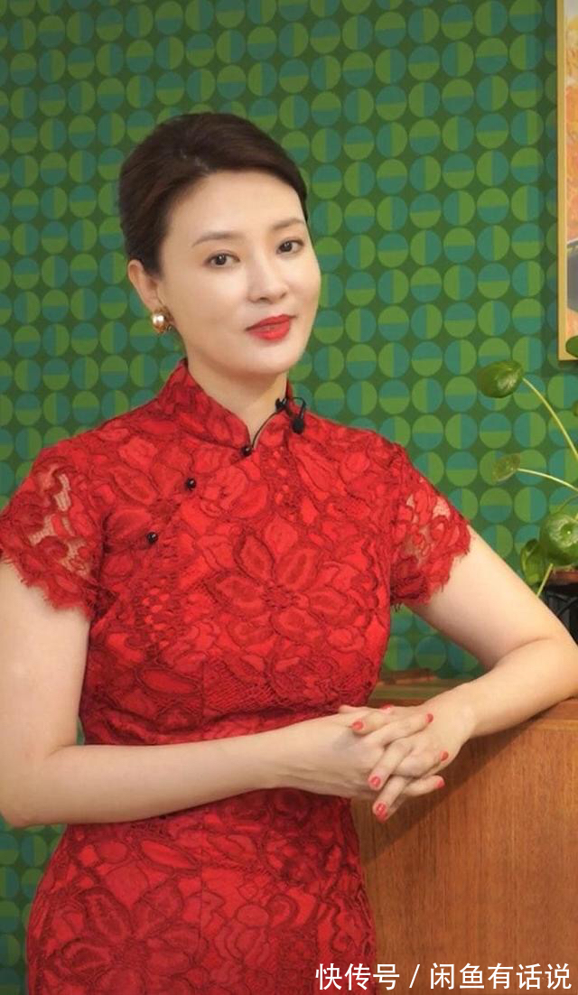 水墨感|刘芳菲气质真出色,穿“中国红”旗袍优雅大气,尽显东方女人韵味