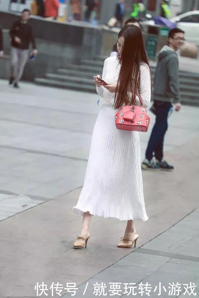 魅力|连衣裙姐妹花走在街上,明媚靓丽,活力十足